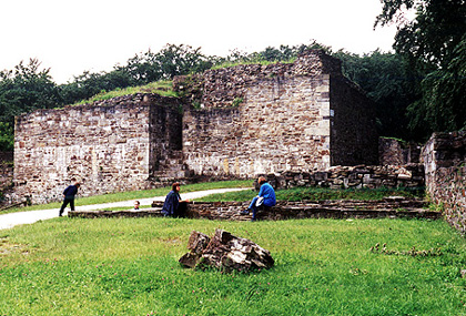 Der massige Bergfried der Isenburg